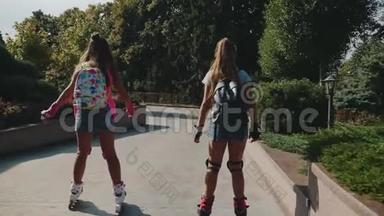 两个女学生一起在城市公园里溜冰